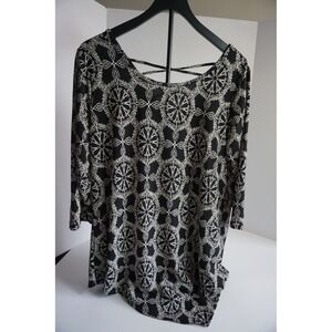 New Directions Curvy Women 2X Black White Medallion Crisscross V-Neck Top